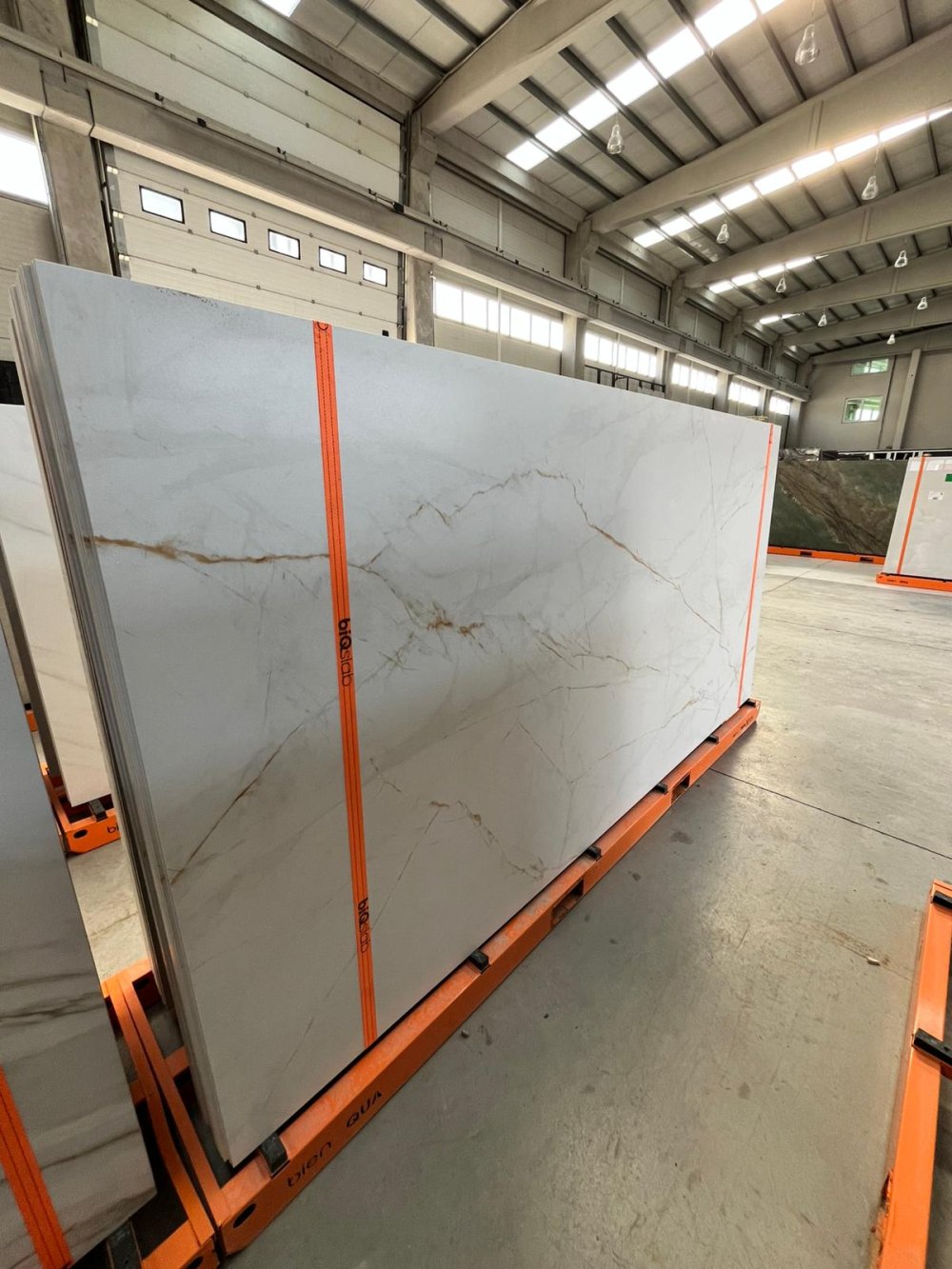 CALACATTA MIELE SILK